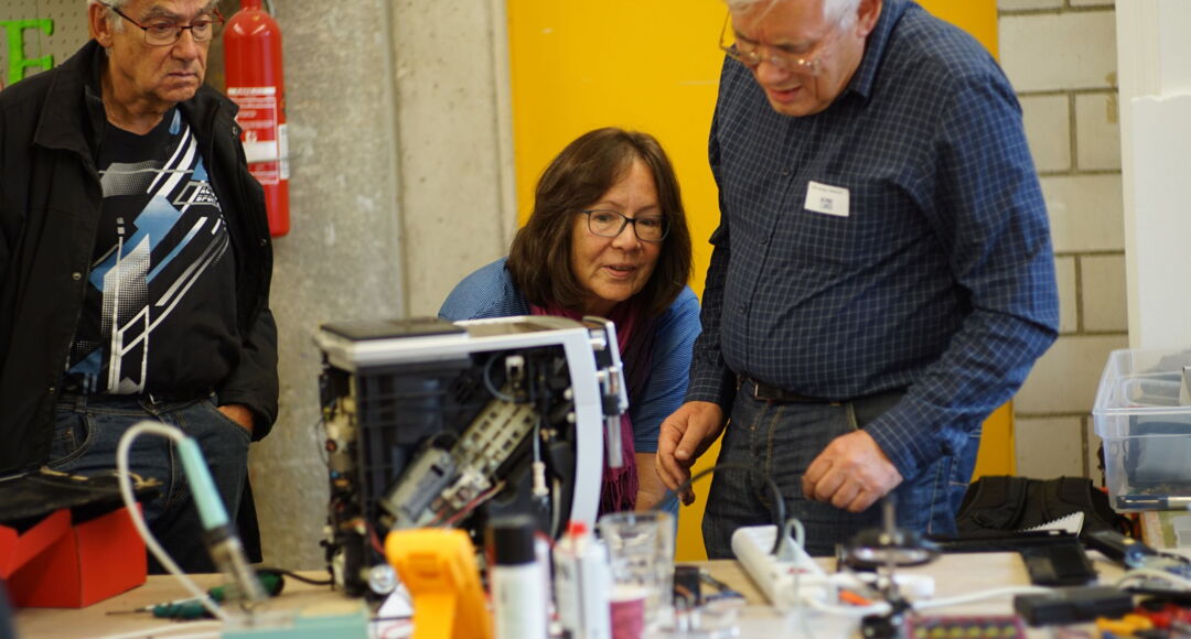 Mithelfen im Repair Café des GZ Roos